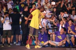 爱游戏中国-关于球星欢聚一堂，篮球对决火爆展开，现场热闹的信息