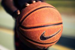 爱游戏娱乐-乔治点燃赛场，掘金鏖战快船，一场定义季后赛强度的对决