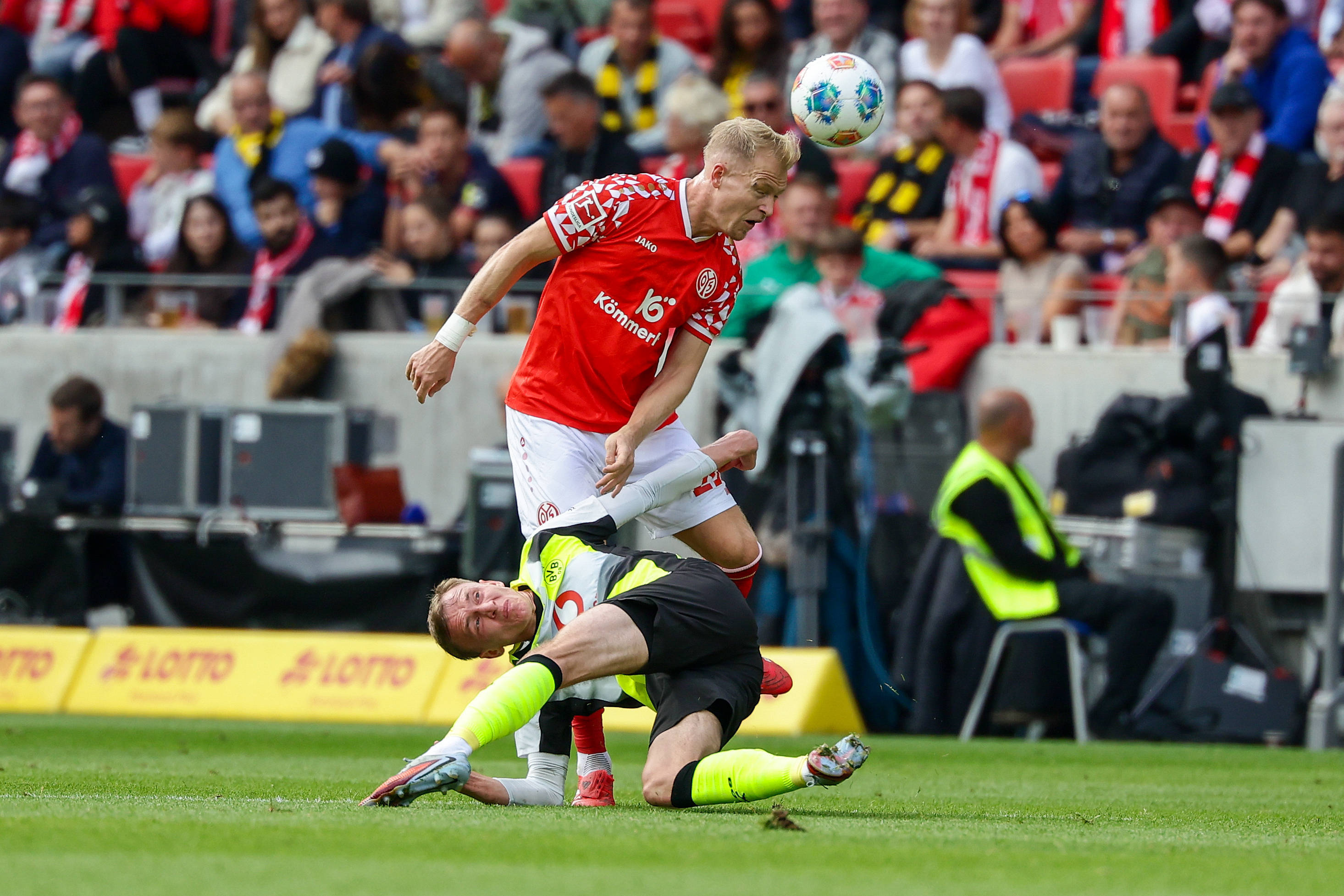 勒沃库森客场大胜，赢得球迷热情支持的简单介绍