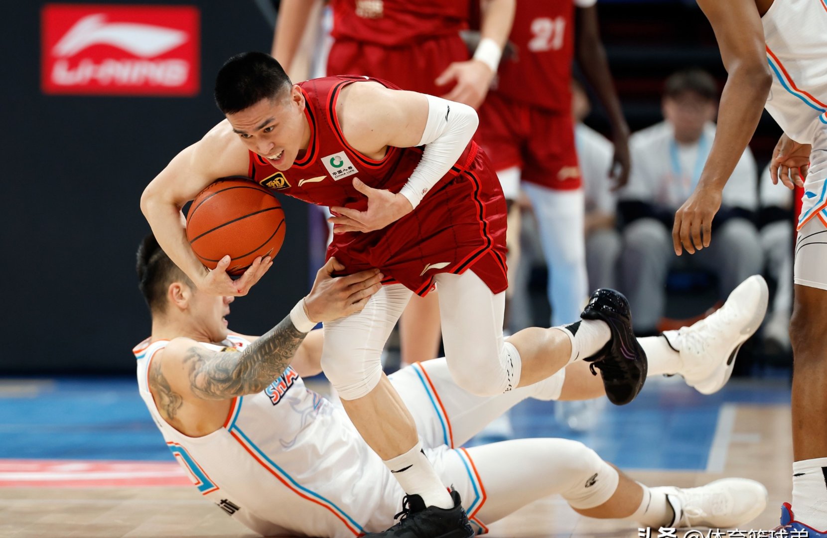 中后卫关键解围,助球队全线作战 中后卫关键解围,助球队全线作战