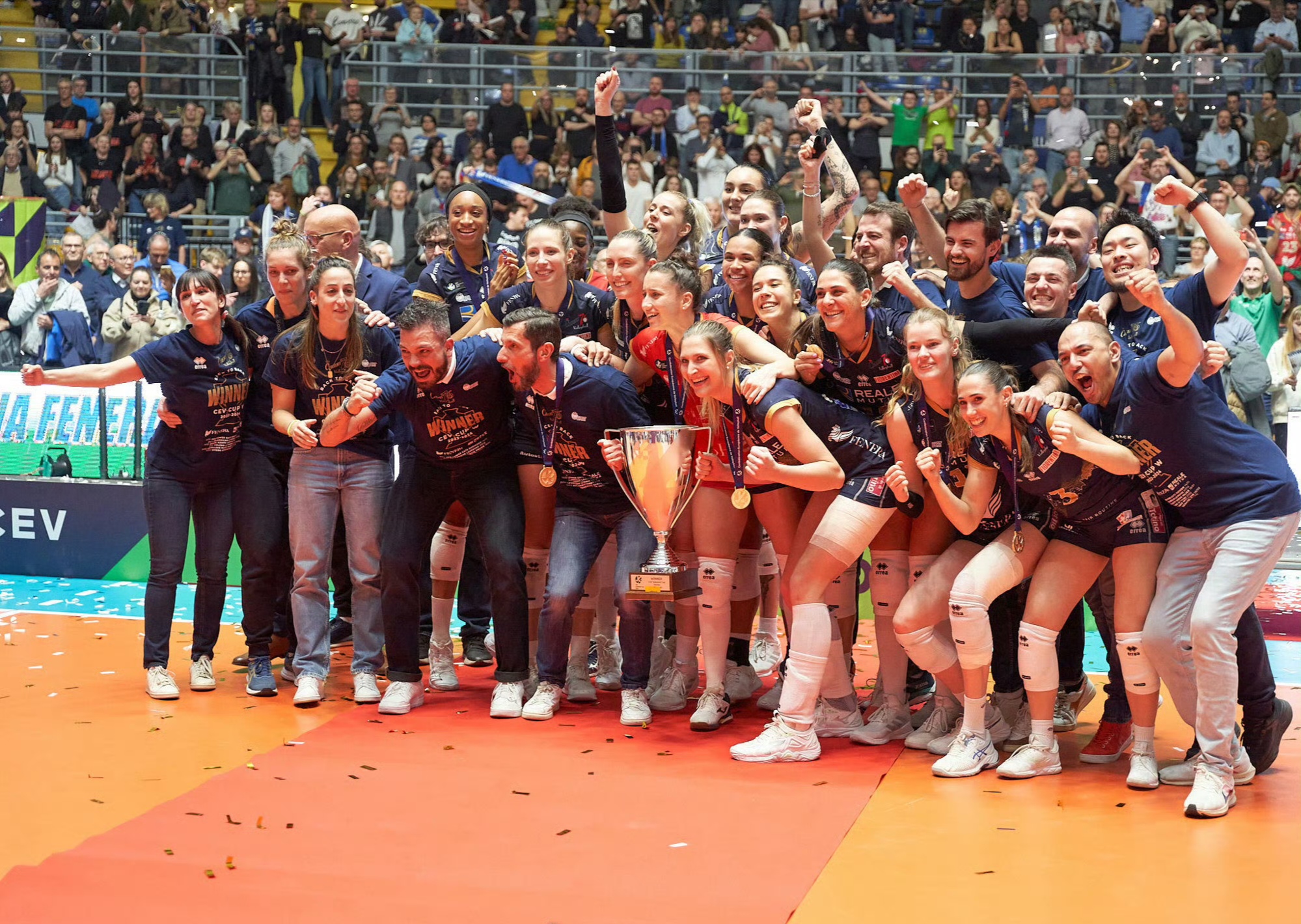 欧洲球队球员集体亮相慈善赛 欧洲球队球员集体亮相慈善赛