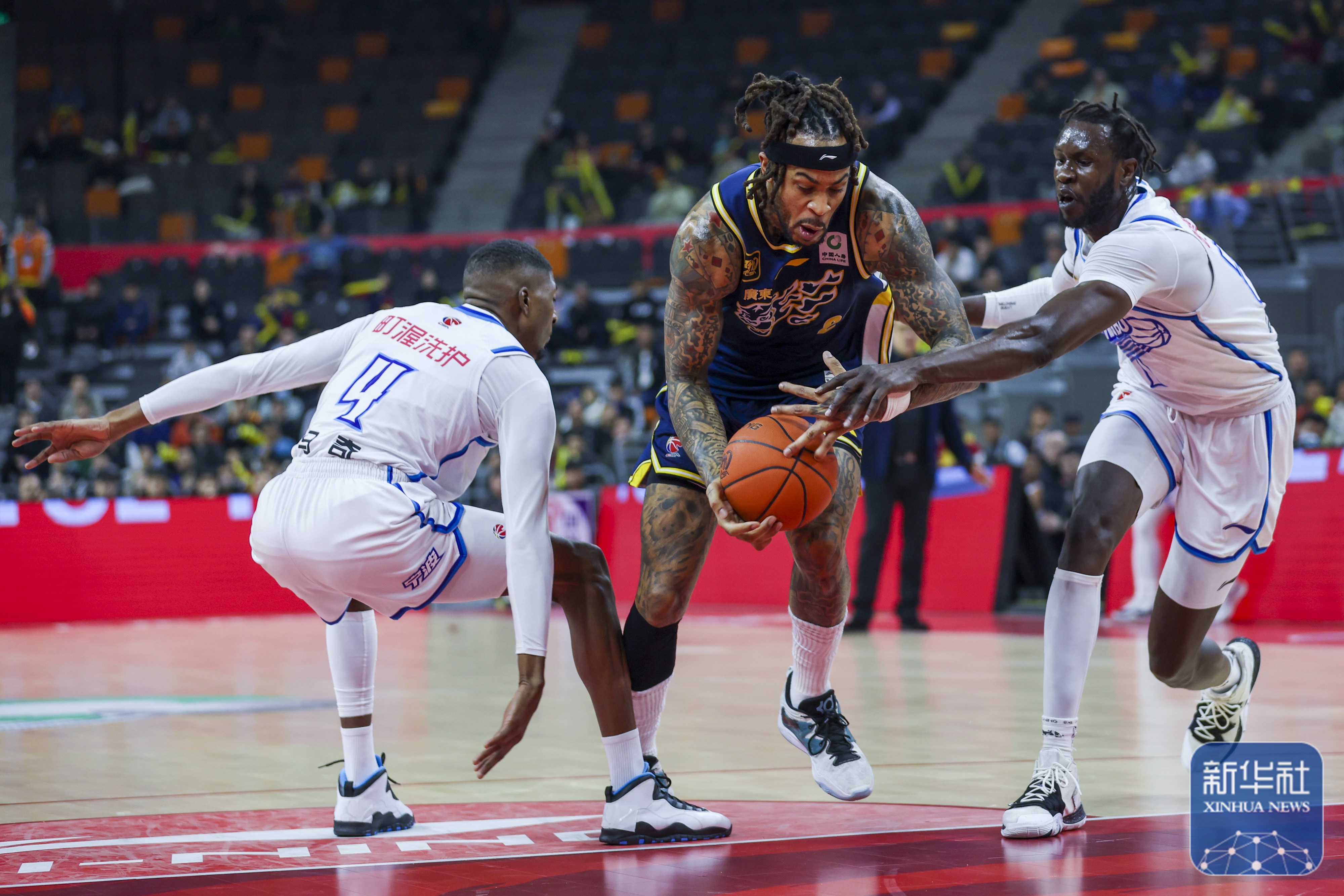 关于球星欢聚一堂，篮球对决火爆展开，现场热闹的信息