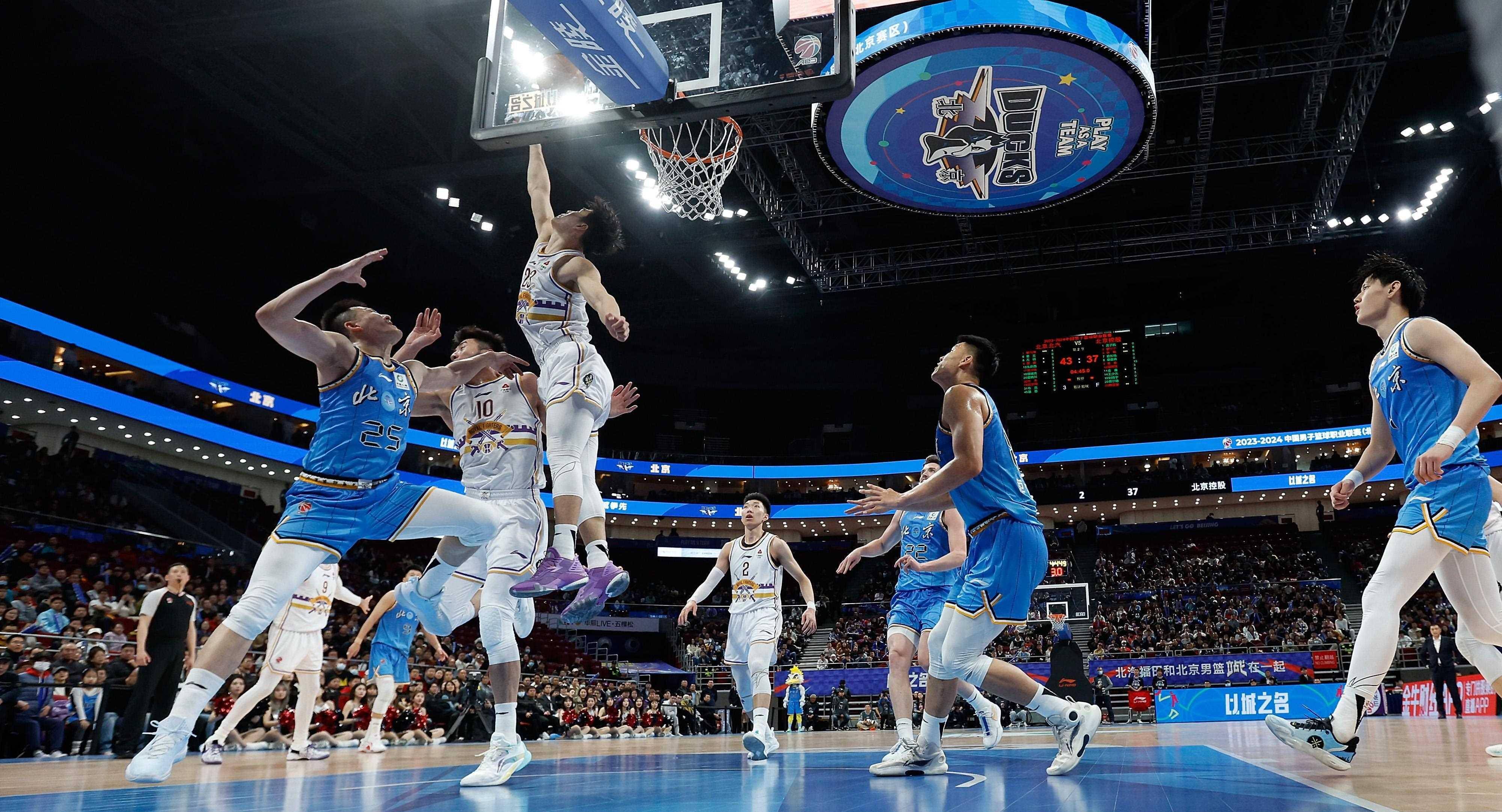 一场千载难逢的体育赛事上球员们全力拼搏的简单介绍 一场千载难逢的体育赛事上球员们全力拼搏的简单介绍