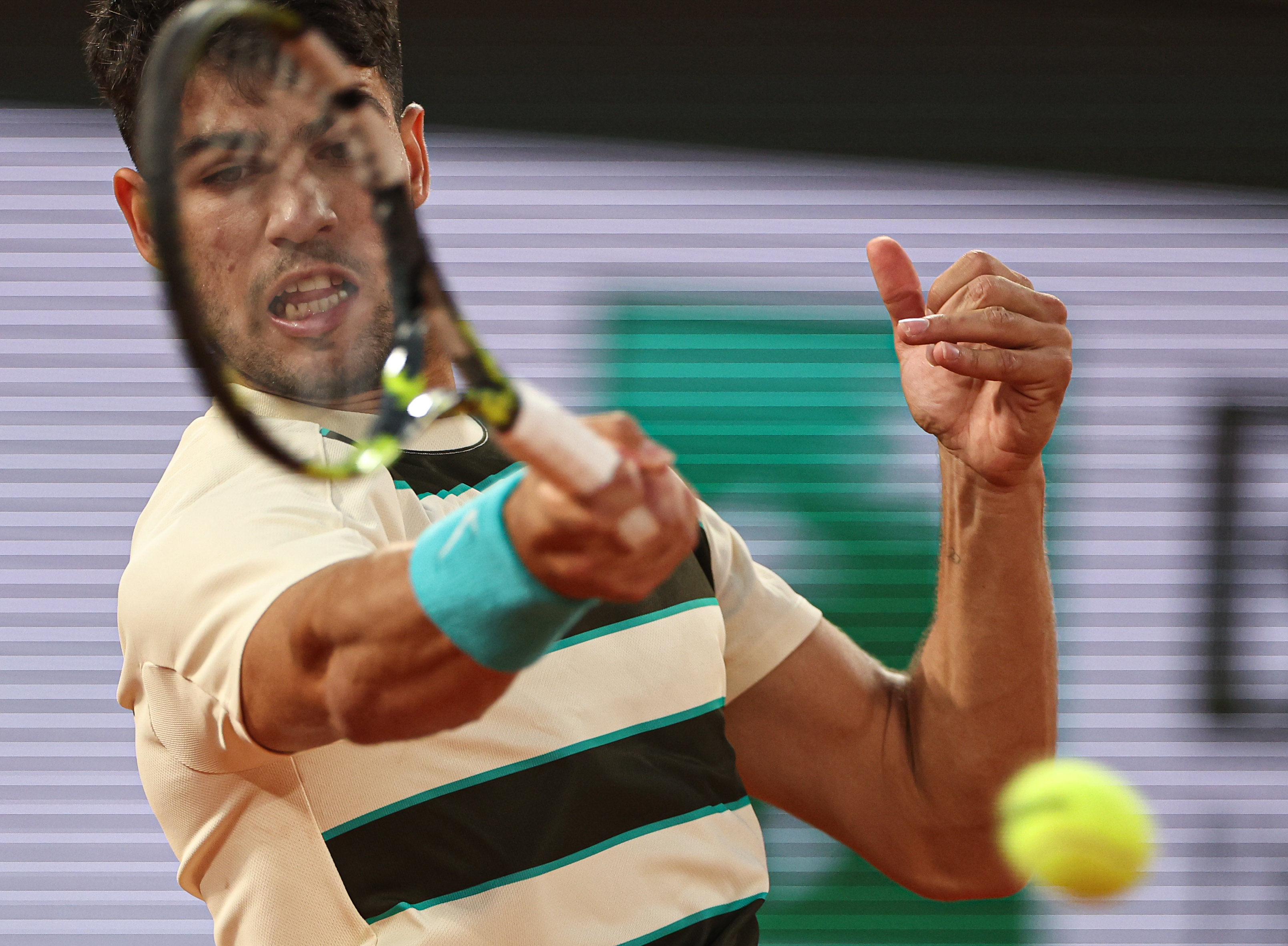 包含欧洲网球队翻盘法国网球队，阿尔卡拉斯爆发神勇的词条