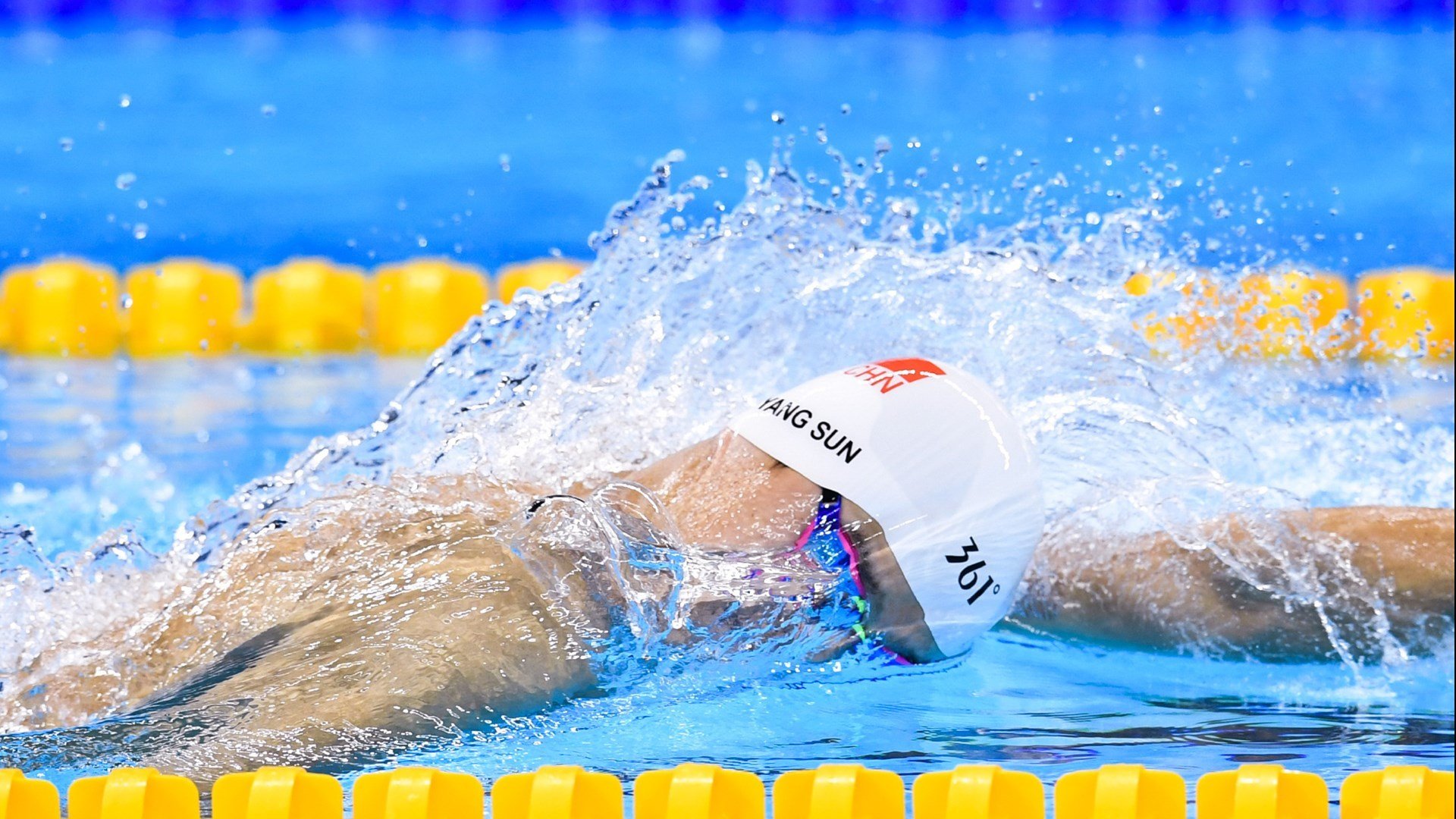 马刺雄鹿激战之夜，米切尔如利刃出鞘，个人能力极致演绎改写比赛剧本