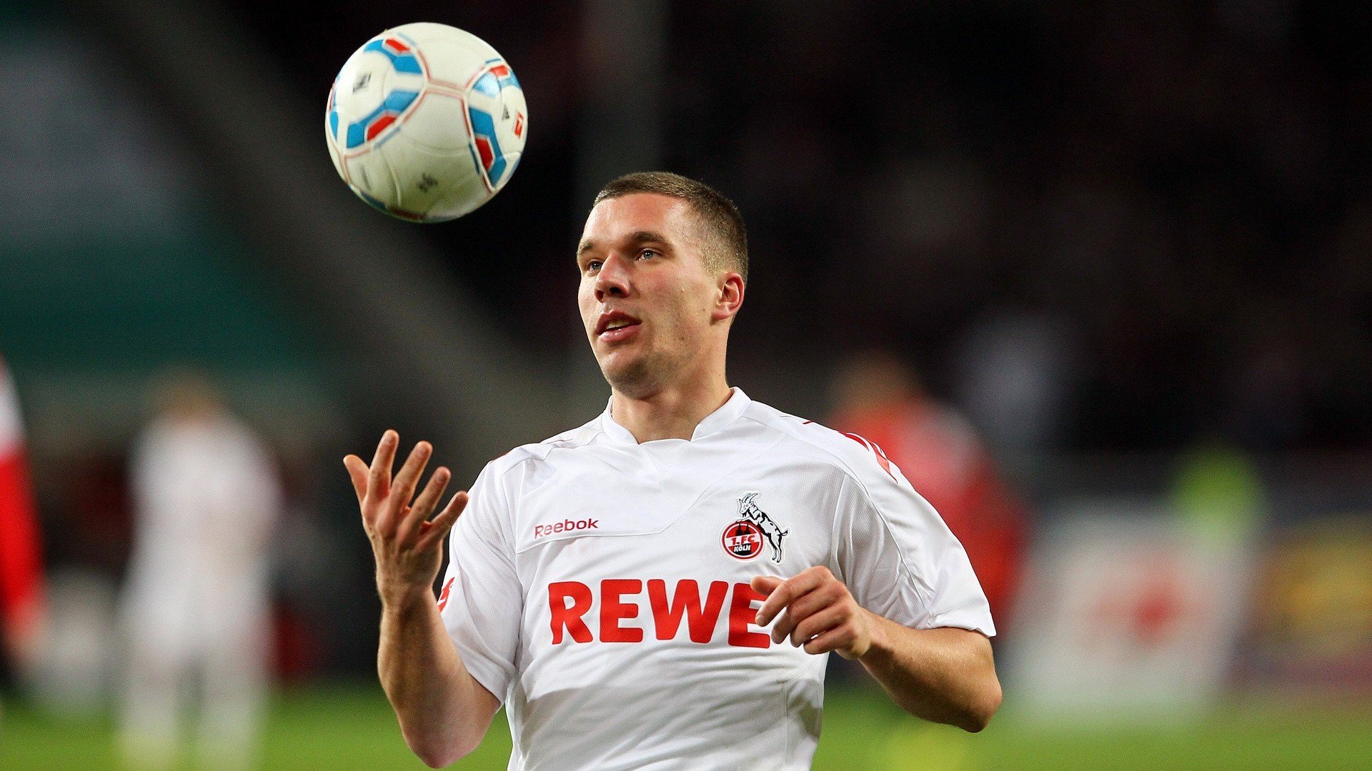 赛道与球场，当F1争冠之夜遇见浓眉的证明之战