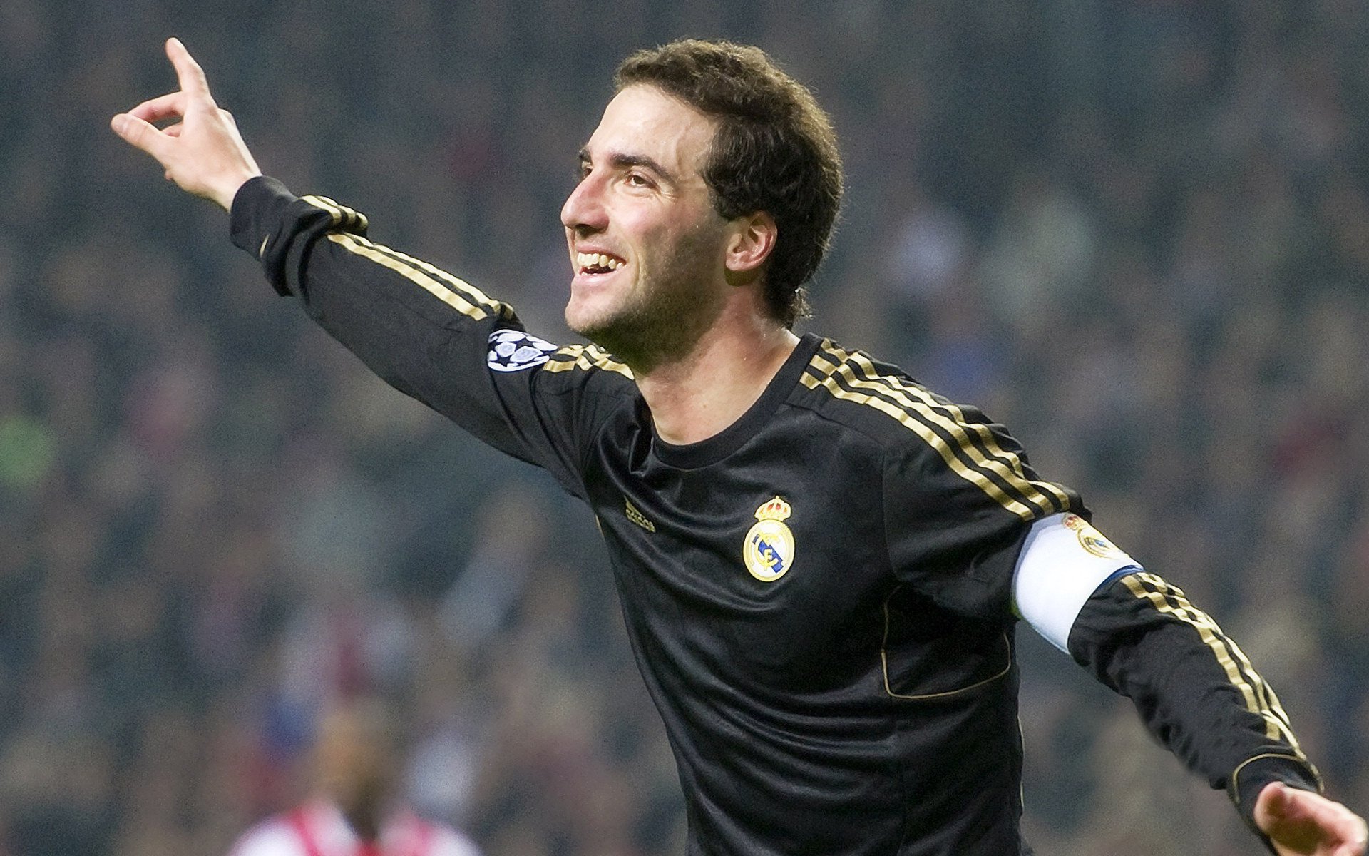 绿茵场上的林高远时刻,当波兰足球的团队风暴碾压英格兰的个人星光