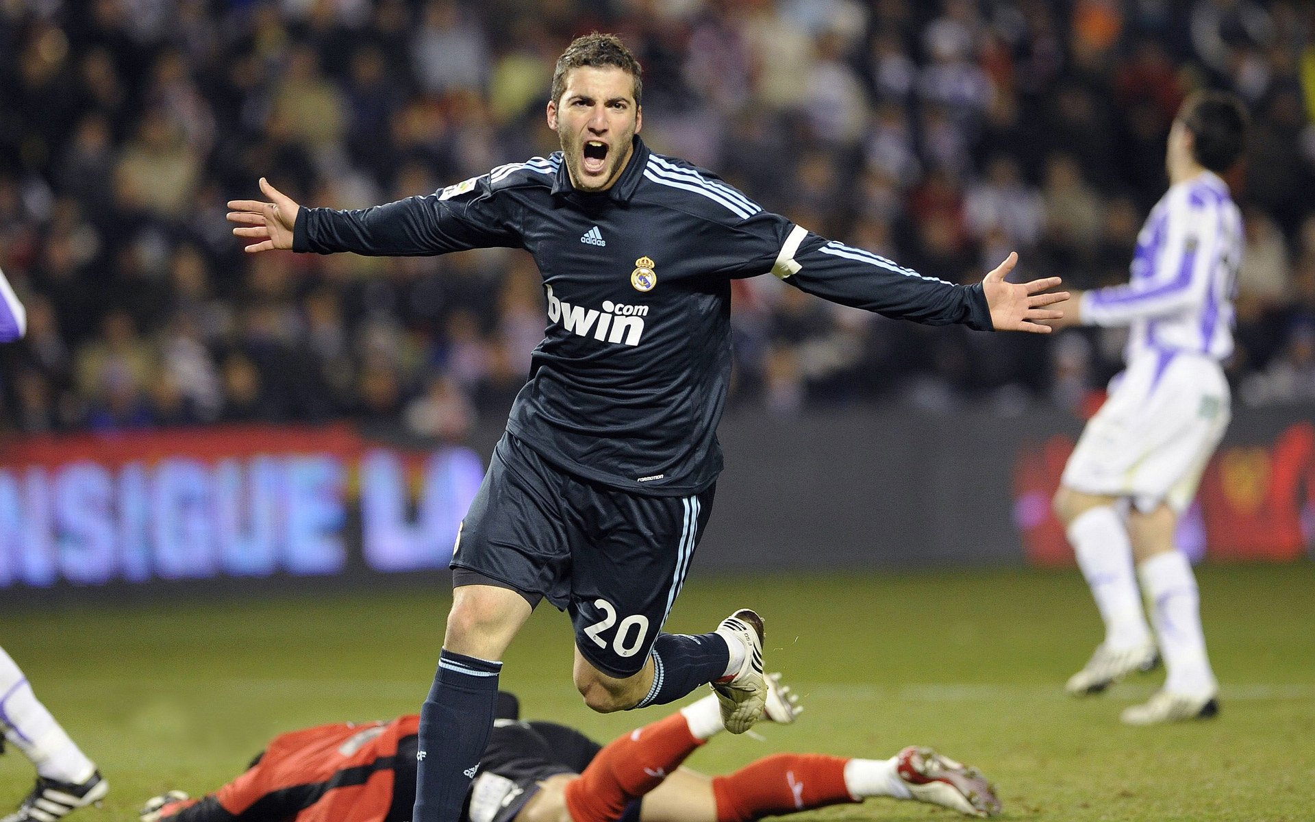 奥亚尔萨瓦尔关键战不手软，美国封锁雷恩背后的足球与地缘隐喻